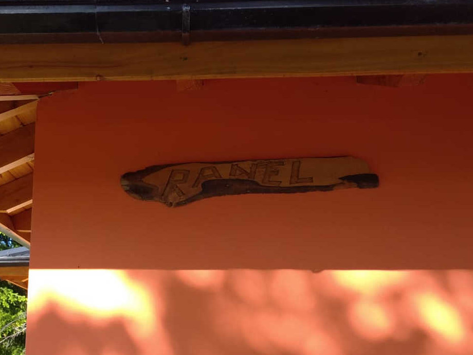 Cartel tallado en madera con el nombre Ranel